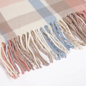 Dettaglio delle frange di sciarpa a quadri rosa e blu con trama effetto cashmere