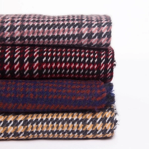 Dikke sjaals met houndstooth-patroon, kleurverloop en franjes in diverse kleuren