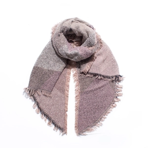 Detail eines dicken Strickschals mit Farblock-Muster und feinen Fransen am Rand