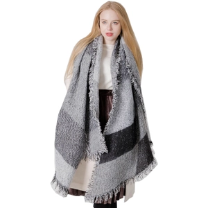 Dicker schwarz-grauer Karo-Schal aus Schlaufengarn mit Fransen für Damen im Winter
