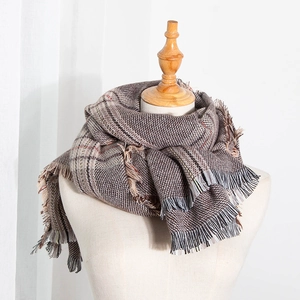 Thick houndstooth scarf with tassels in brown and beige tones for autumn and winter warmth
