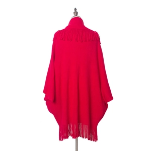 Vue arrière d'une cape en maille rouge avec de longues franges élégantes sur les bords