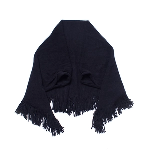 Détail d'un châle en tricot noir avec poignets et finitions à franges denses sur les bords