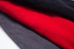 Gros plan sur la maille haut de gamme montrant la texture en rouge, noir et gris