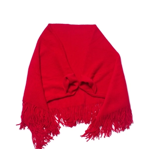 Vue détaillée de la texture en maille rouge épaisse et des franges denses du poncho