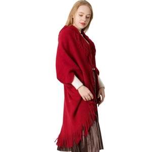 Poncho en tricot rouge pour femme avec franges et coupe ouverte décontractée