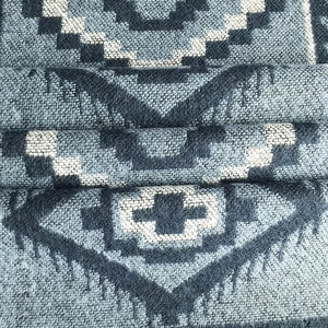 Scialle etnico blu-grigio con motivi geometrici e trama jacquard spessa