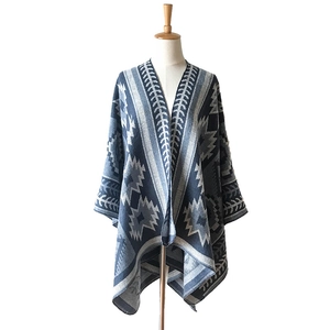 Mantella poncho etnica in maglia con motivi geometrici e alberi di Natale invernali