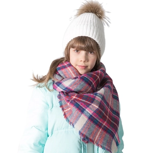 Bufanda de cuadros de cachemira para niños con gorro de punto y pompón en fondo blanco