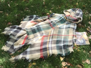 Dettaglio di poncho scozzese con cappuccio con frange morbide e calore tipo cashmere