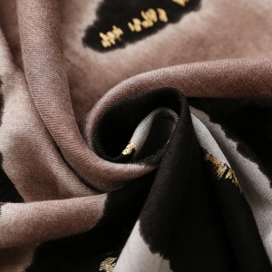 Nahaufnahme des Schals mit Leopardenmuster, Goldfoliendruck und weicher Webstruktur