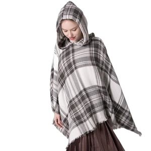 Mantella poncho con cappuccio da donna a quadri bianchi e neri con frange per l'inverno