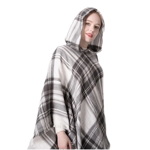 Mantella poncho con cappuccio da donna a quadri bianchi e neri con orlo a frange morbide