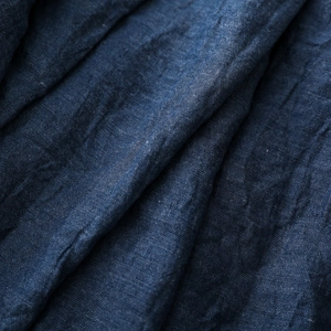 Detaillierte Makroansicht von tiefblauem Baumwoll-Leinen-Schal mit Naturtextur