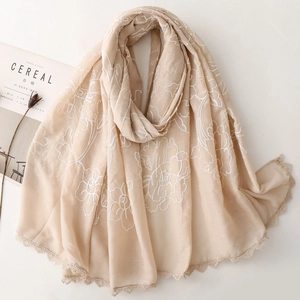 Elegante sciarpa beige con ricami floreali, bordo in pizzo e morbida trama in lino