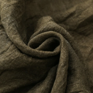 Detailansicht von dunkelolivgrünem Baumwoll-Leinen-Stoff mit natürlicher Knitteroptik