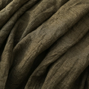 Detaillierte Makroansicht der hochwertigen olivgrünen Leinenstofftextur mit Naturfasern