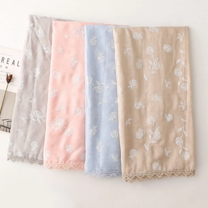 Détails des écharpes en coton et lin avec motif rose blanche et bordure en dentelle