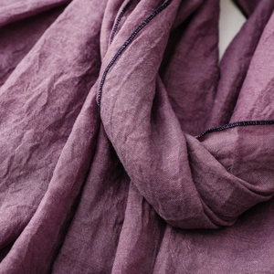 Makro-Detail des dunkelvioletten Leinen-Baumwoll-Gewebes mit Textur und haltbaren Saumkanten