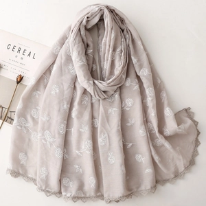 Écharpe en coton et lin gris clair avec broderie rose blanche et bordure en dentelle