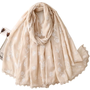 Écharpe beige élégante avec broderie de roses blanches et bords en dentelle délicate