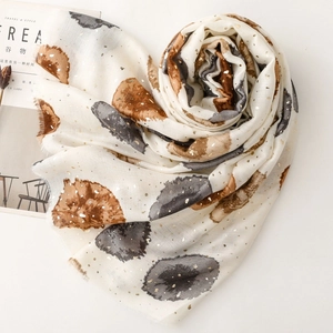 Détail du tissu en coton et lin avec dorure et motif abstrait de lune sur l'écharpe