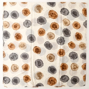 Vue détaillée de l'écharpe beige en coton et lin avec imprimé lune dorée et texture de soie