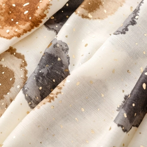Détail du tissu de l'écharpe en coton avec imprimé aquarelle et pois dorés