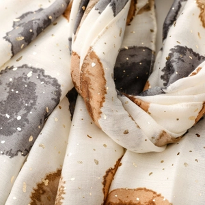 Vue détaillée du foulard en coton et lin avec dorure à l'or et motifs à l'encre