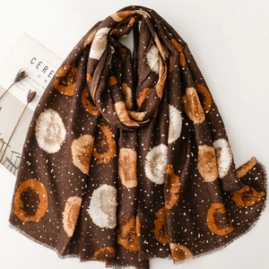 Écharpe marron foncé en coton et lin avec imprimé lune et bordures à franges douces