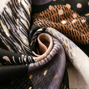 Nahaufnahme von leichtem Schal mit Goldfoliendruck und Leoparden-Streifenmuster