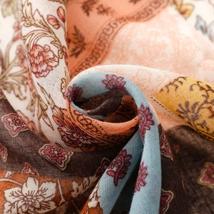 Détail macro de l'écharpe effet lin avec des motifs paisley et floraux colorés