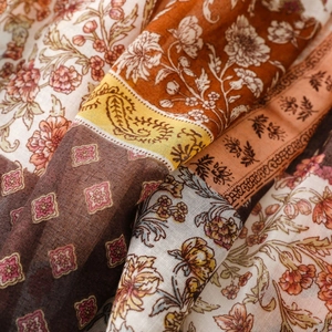 Détail d'écharpe bohème en coton et lin avec motifs floraux et cachemire vintage