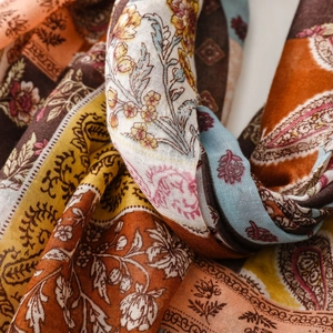 Gros plan d'une écharpe bohème à motif paisley avec texture lin et coton respirant