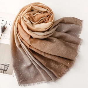 Châle dégradé beige et gris foncé avec imprimés dorés et finitions à franges