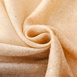 Détail de l'écharpe champagne avec impression feuille d'or et texture aspect coton et lin