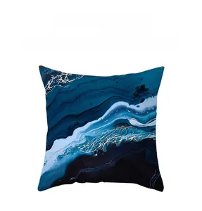 Détail de la taie d'oreiller en peau de pêche avec motif de marbre bleu et doré