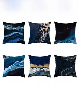 Détail de six taies d'oreiller motif marbre avec encre bleu marine et lignes dorées
