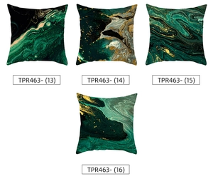 Détail de quatre taies d'oreiller aux motifs de marbre à l'encre vert et doré