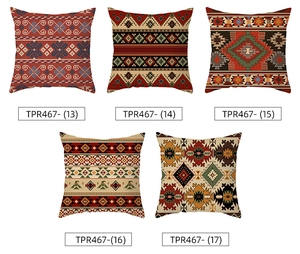 Λεπτομέρεια από πέντε boho μαξιλαροθήκες με έθνικ γεωμετρικά ριγέ σχέδια και μοτίβα