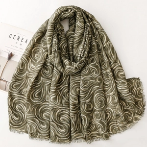 Écharpe vert olive en coton et lin avec motifs ondulés et bords effilochés sur fond blanc