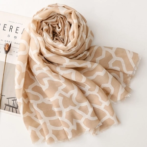 Dettaglio dell'anello in cotone lino beige con stampa geometrica e bordi a frange