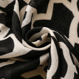 Dettaglio macro di sciarpa in cotone e lino con motivo geometrico bianco e nero