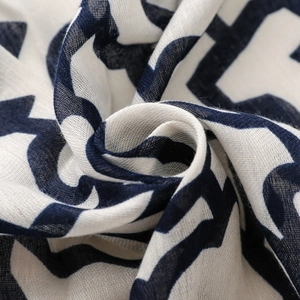 Dettaglio di sciarpa blu navy con stampa geometrica e trama in cotone lino