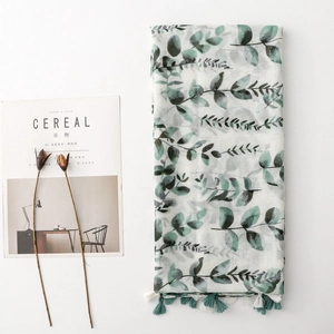 Eukalyptus-Print-Schal in Grün mit Quasten auf weißer Basis für einen eleganten Frühlingslook