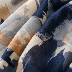 Makrodetail von Stoff mit abstraktem Ölgemälde-Druck in Blau- und Bernsteintönen