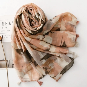 Details eines künstlerischen Retro-Schals mit Quasten und Aquarell-Farbdruck
