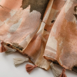 Detailaufnahme des Aquarell-Schals mit atmungsaktivem Stoff und handgefertigten Quasten