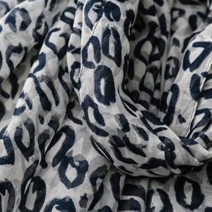 Nahaufnahme von blauem Leopardenmuster auf leichtem weißem Stoff mit weicher Textur