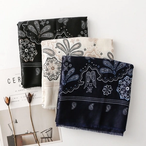 Dettaglio di sciarpe vintage in cotone con motivo paisley in nero, crema e blu navy